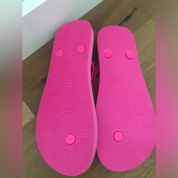 Gap Pink Flip Flops NWOT - Picture 2 of 2